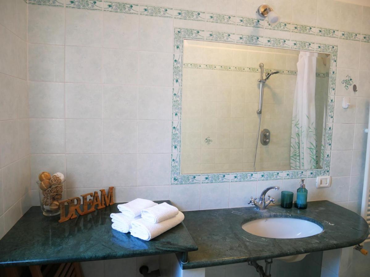 Olindo Apartment E Cristina Apartments ヴィーコ・エクエンセ エクステリア 写真